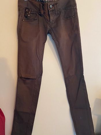 Pantalon troué