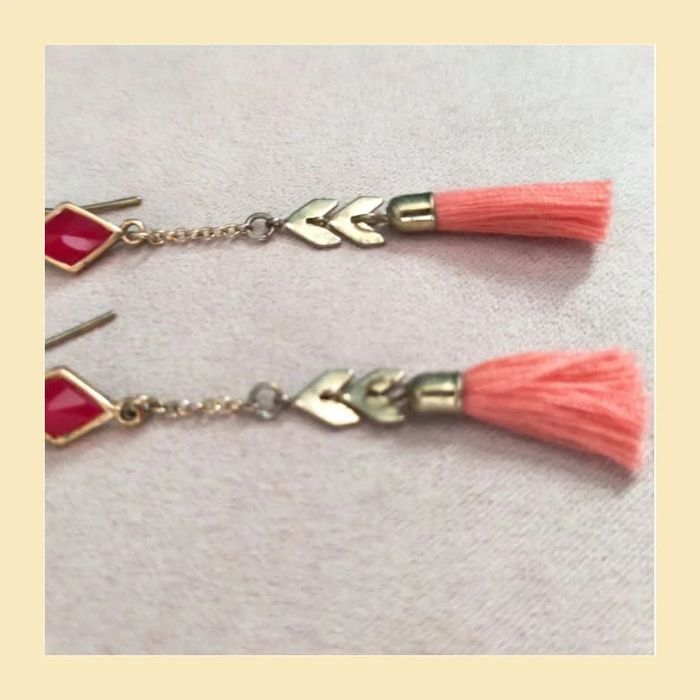 Boucles d’oreilles vintage pompons corail et perles géométriques - photo numéro 2