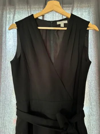 Combinaison noire sans manches noire à la taille