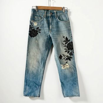 Jean bleu broderies florales noires • Blue jeans with black floral embroidery Rag&Bone Taille 34