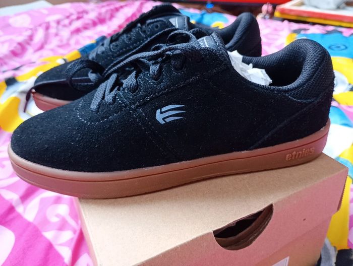 Etnies noires 33 neuves