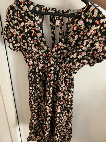 Robe fleurie colorée dorée excellent état