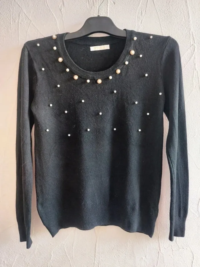 Pull noir avec perles décoratives