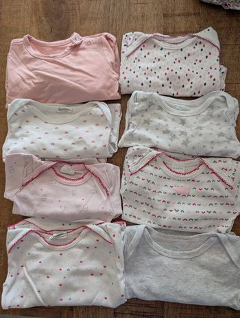 Lot bodies 12 mois