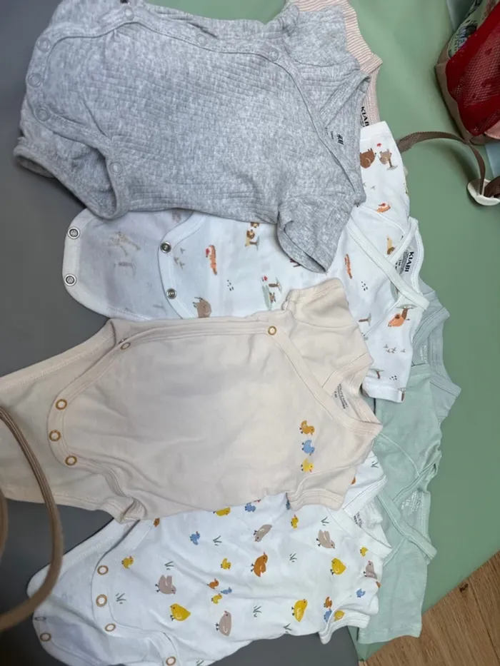 lot de 7 bodys 1 mois - photo numéro 4
