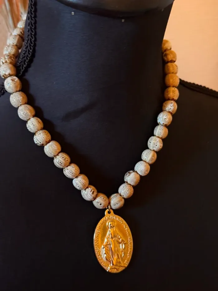 Collier grosses boules bois médaille xxl vierge en relief - photo numéro 2