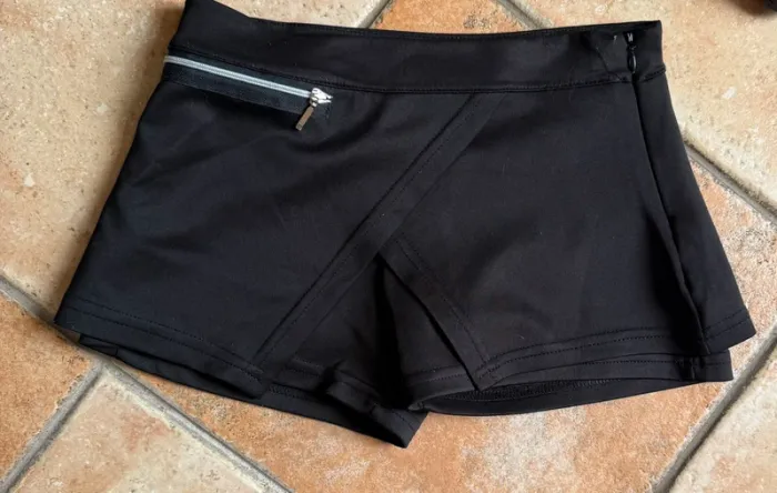 Jupe short noire taille 8 ans