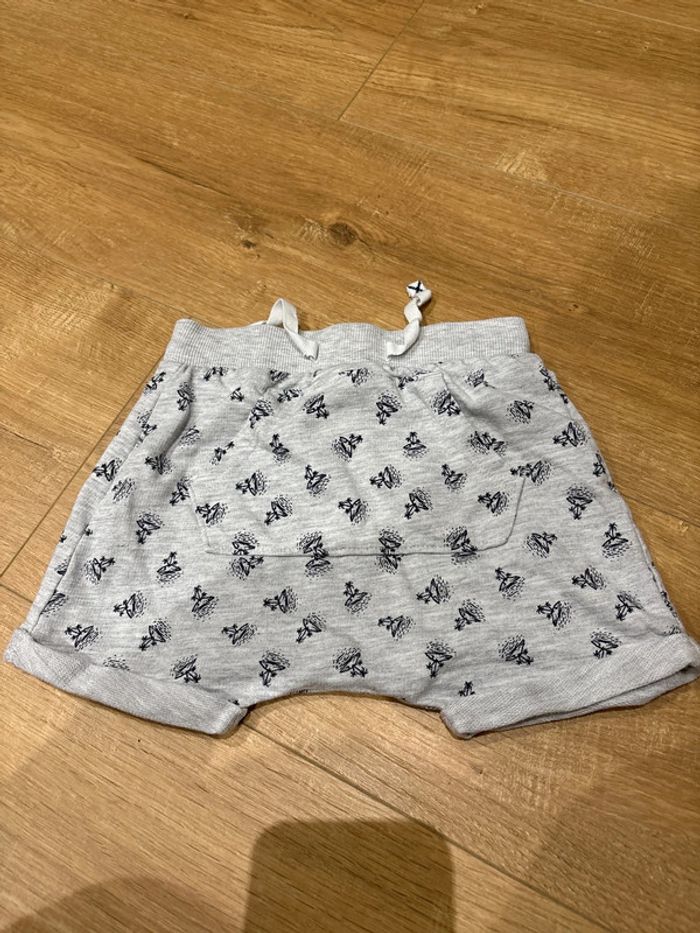 Short garçon.
