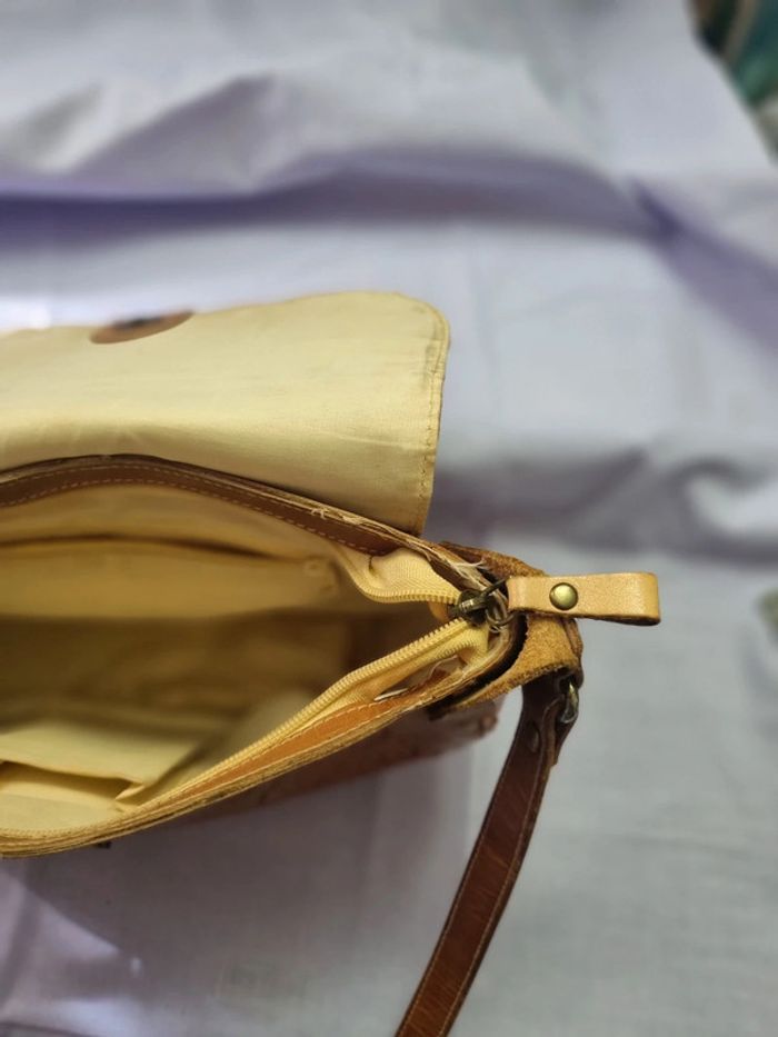 Sac à main genre besace en cuir - photo numéro 5