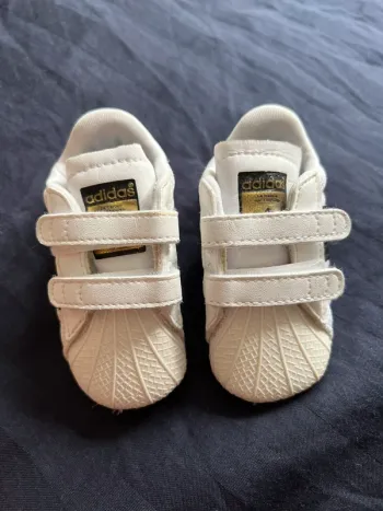 Chaussures/ baskets  Adidas superstar blanche taille 17 très bon état