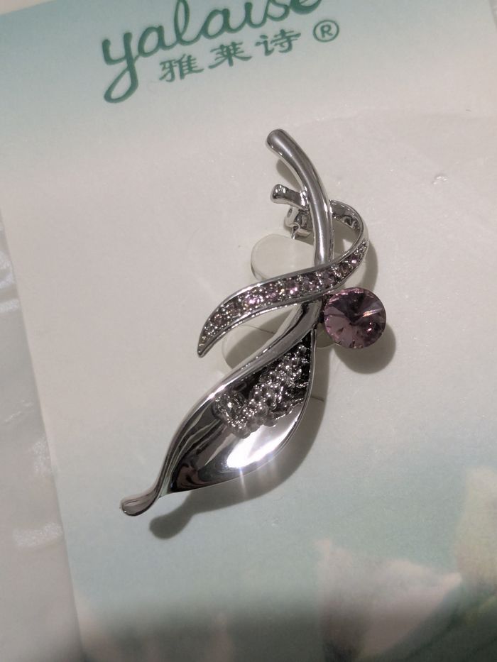 Belle broche métal argenté et strass. - photo numéro 8