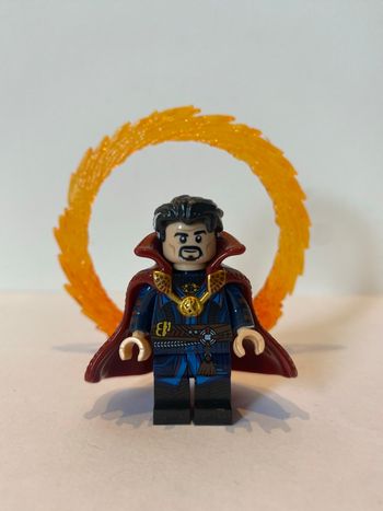 Figurine type lego Dr Strange. Marvel