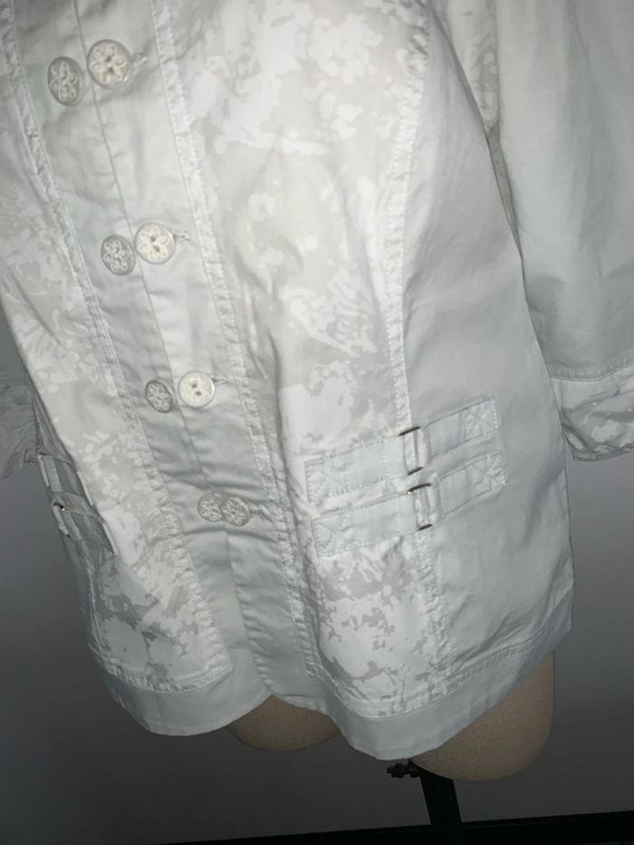 Jolie veste avec poche et  dessin reliefs - photo numéro 3
