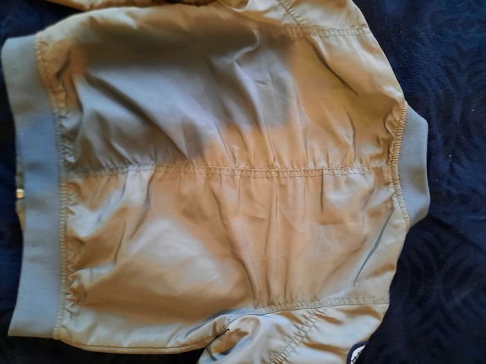 Blouson de chez H&M. Couleur kaki avec des motifs. Pour fille taille 5-6 ans 116cm. - photo numéro 7