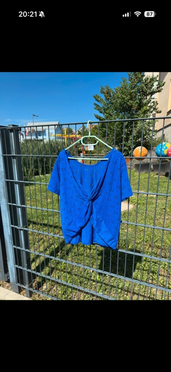 T-shirt bleu dos nue - photo numéro 2