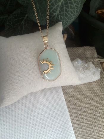 Collier pierre naturelle d'amazonite et cabochon en quartz rose avec soleil en acier