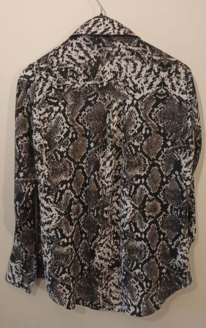 Prête à rugir de style ? 🐍 Cette chemise AMISU à l'imprimé serpent ultra tendance est la pièce qu'i - photo numéro 3