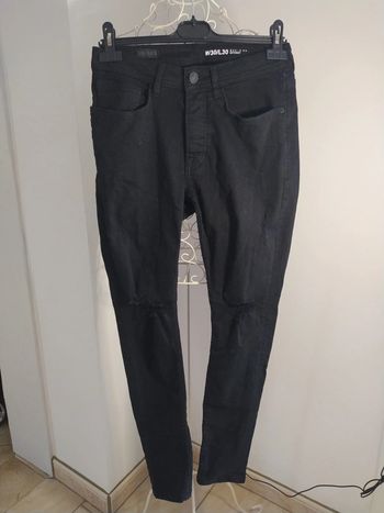 Pantalon noir effilé.