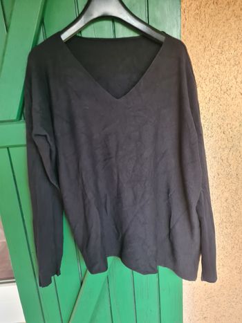 Pull noir. Taille unique. Asymétrique. Longueur 68 et 64 cm. Aisselles à aisselles 66. Neuf