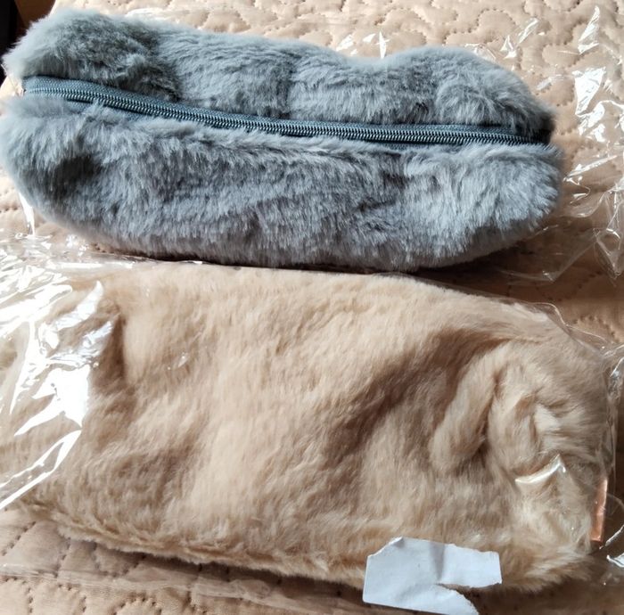 1 Trousse d'écolier. Grise ou beige. Au choix .