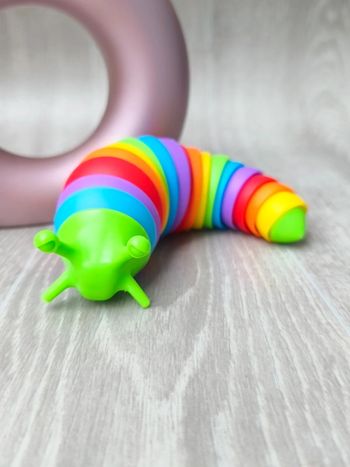 Limace articulée arc-en-ciel