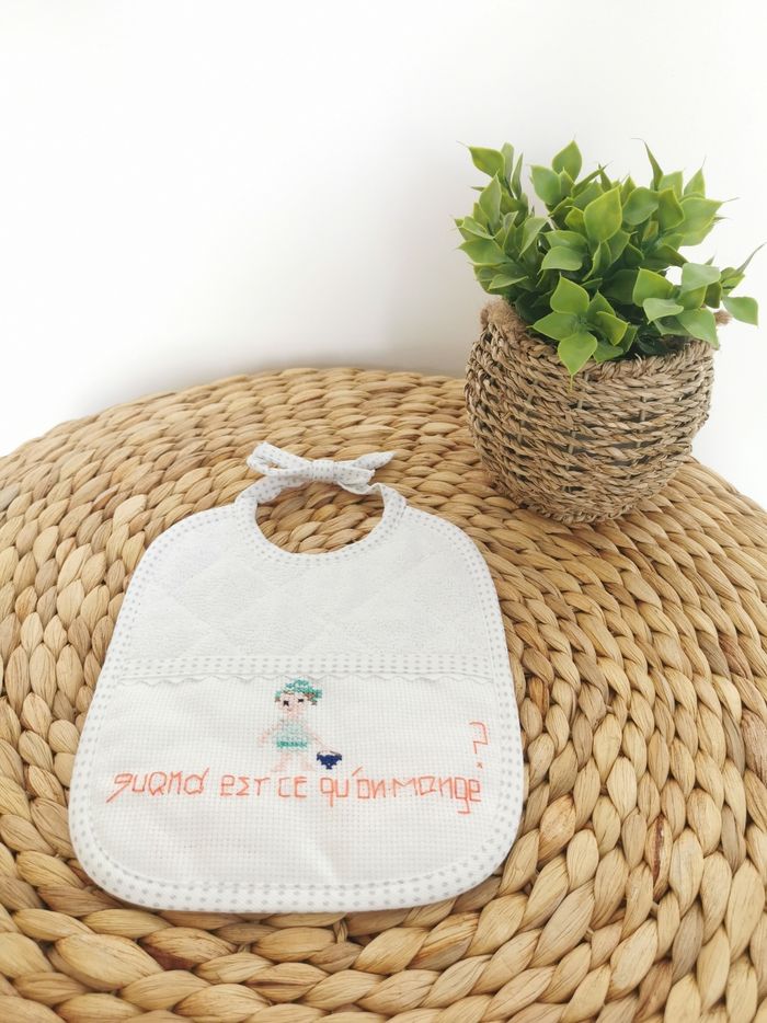 Bavoir blanc "Quand est ce qu'on mange?" Fait main - photo numéro 1