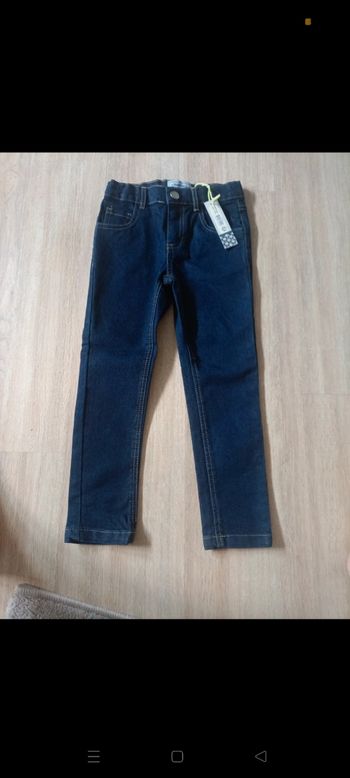 Jean neuf bleu foncé