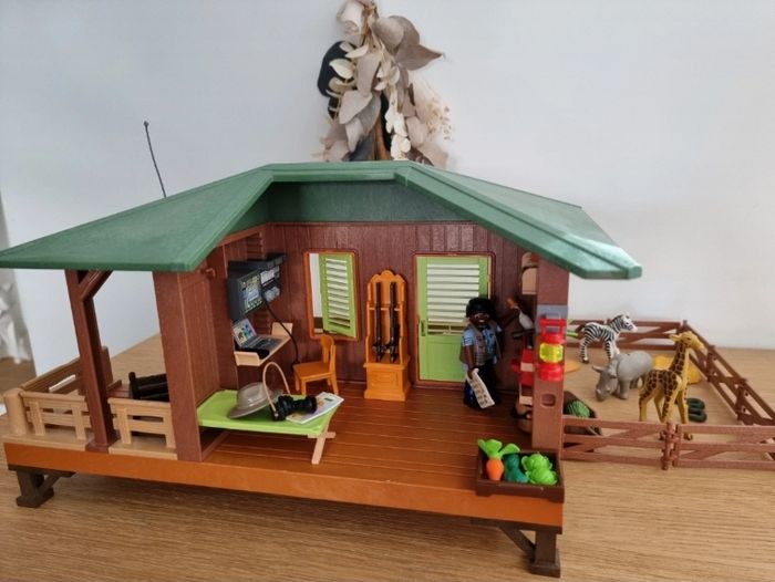 Centre de soins 
Playmobil 
De nombreux accessoires et animaux 
Excellent état - photo numéro 2