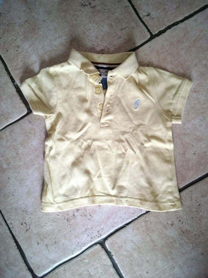 Joli polo manches courtes taille 23 mois