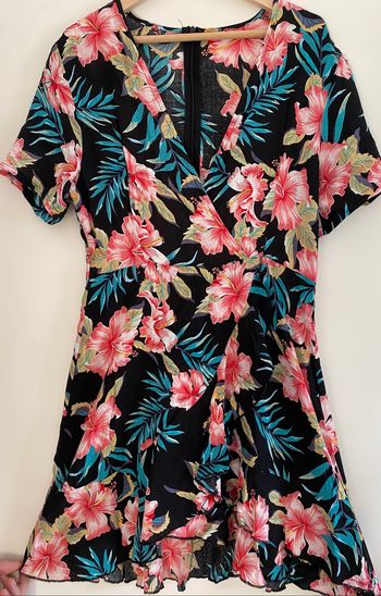 Robe noire à fleurs