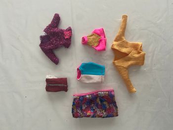 Lot de 6 vêtements Barbie vintage et modernes