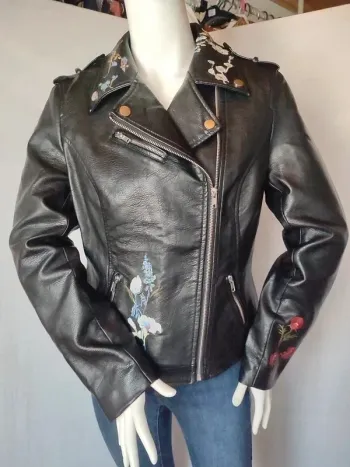 Perfecto noir avec broderies