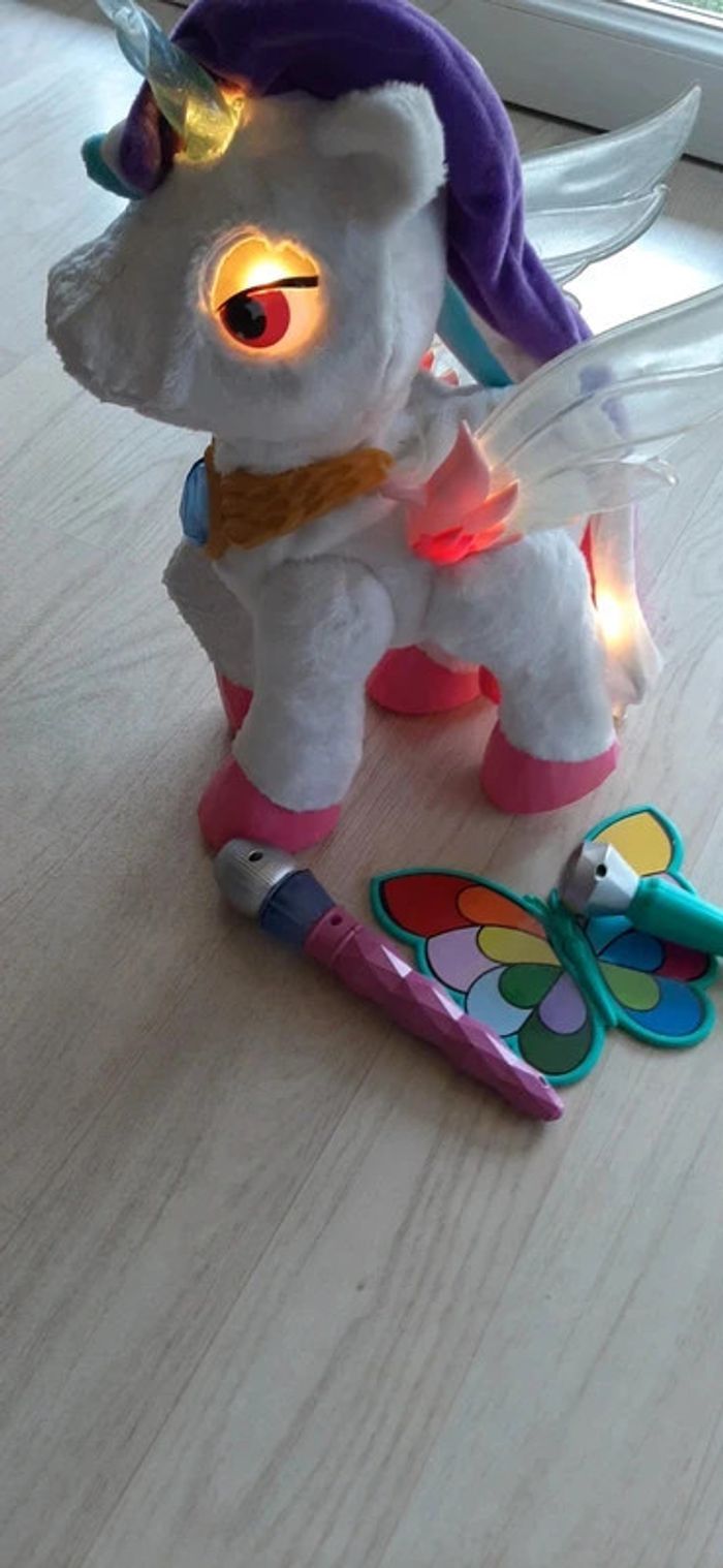 Peluche interactive Mila ma licorne maquillage magique
