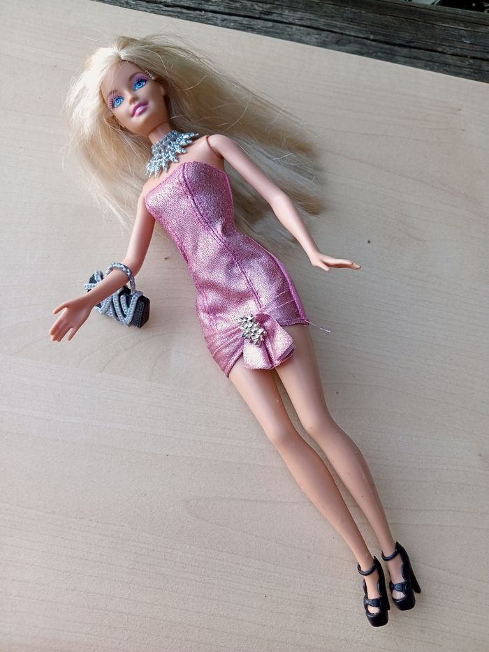 Barbie sort en soirée - photo numéro 4