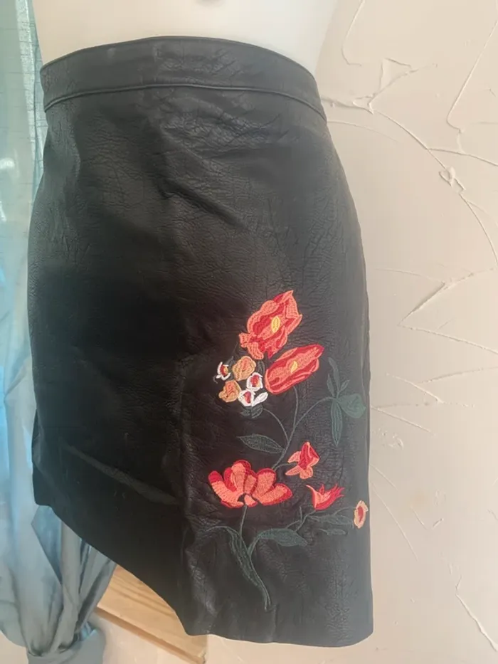 Jupe camaïeu simili cuir taille 38 motif fleurs - photo numéro 2