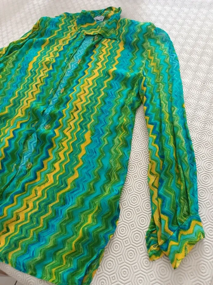 Chemise  marque coup de charme taille 2 à  boutons vert bleu et jaune - photo numéro 2