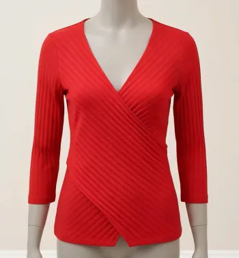 Pull court rouge manches 3/4 bershka taille S