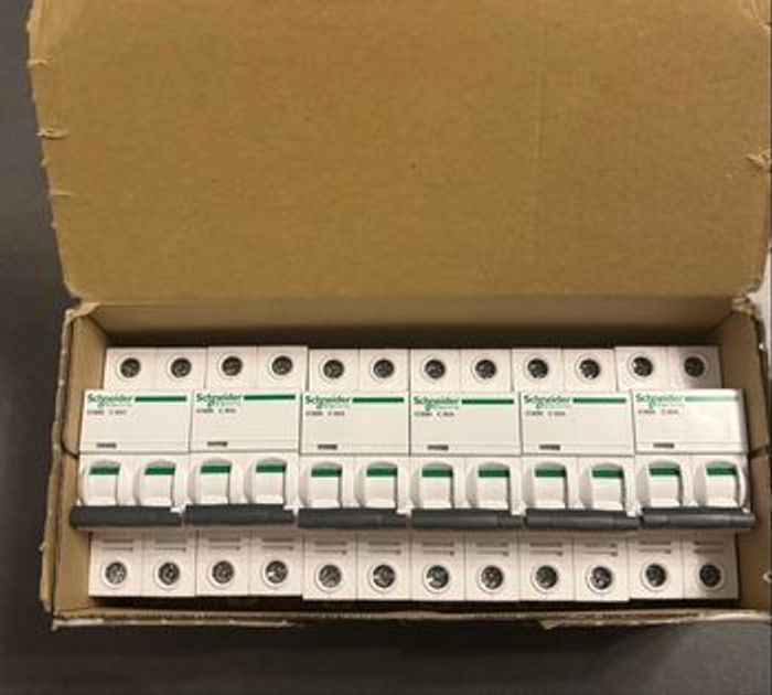 Lot de 6 disjoncteurs Schneider