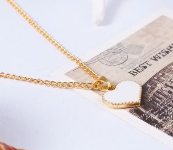 Collier doré avec cœur blanc