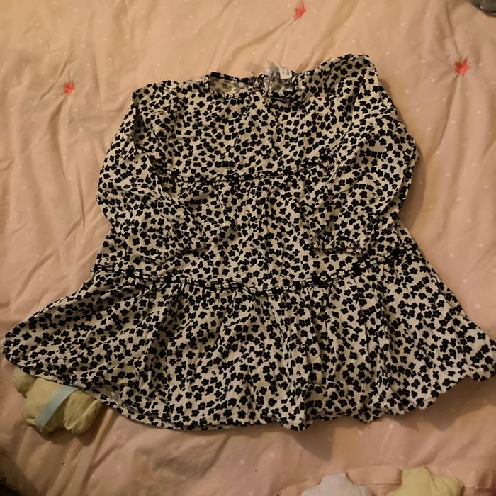 Robe beige avec des fleurs