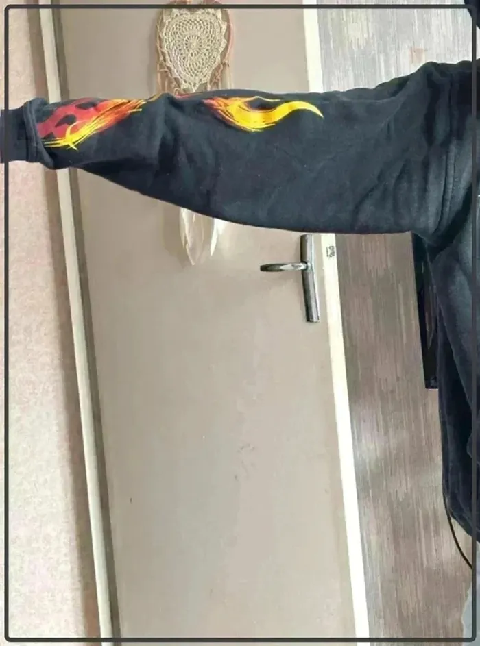 Pull  flamme  taille 14ans  marque ha  k - photo numéro 3