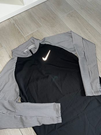 pull nike running noir et blanc taille M 