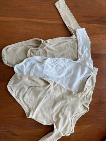 Lot de 3 bodies taille 6 mois H&M en bon état.