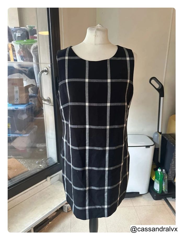 Robe noire à carreaux