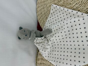 Doudou Chat gris mouchoir blanc à pois OBAIBI OKAIDI