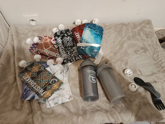 Lots biberons et sachets pom'potes - photo numéro 3