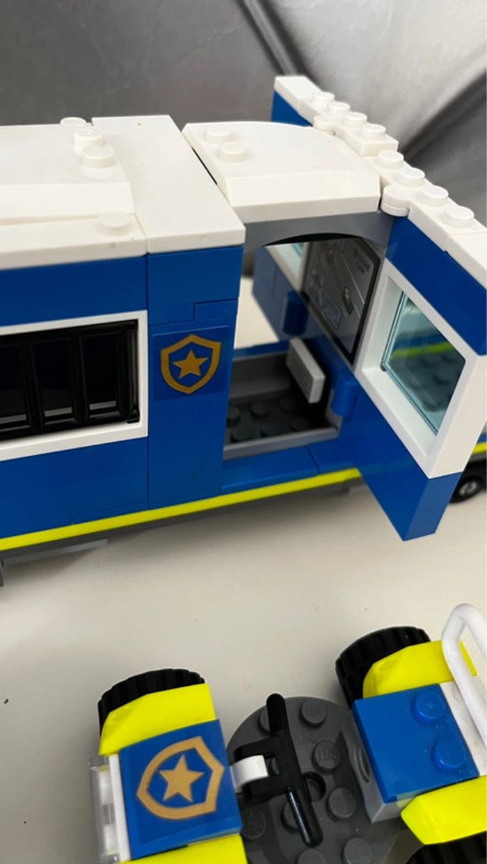 Lego City 60315 le camion de commandement mobile de la police - photo numéro 8