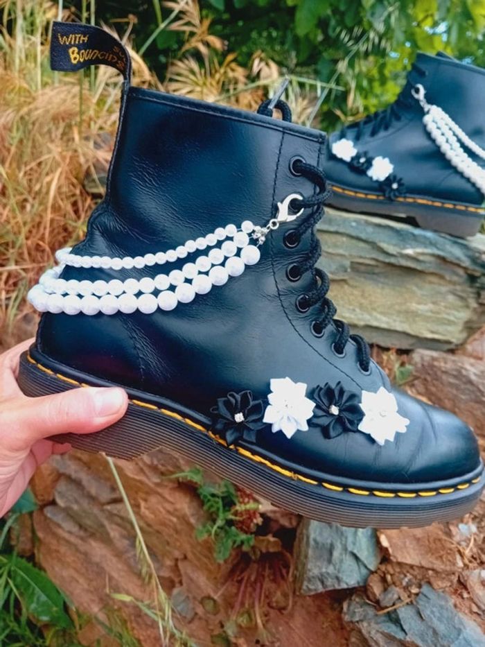 Dr. Martens noir made in England 🇬🇧 custom chic perles et fleurs uk7 40 - photo numéro 2