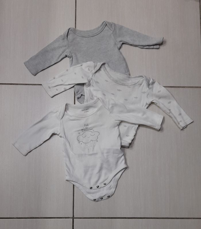 Bodies 6 mois 
Beaucoup portés mais peuvent encore servir