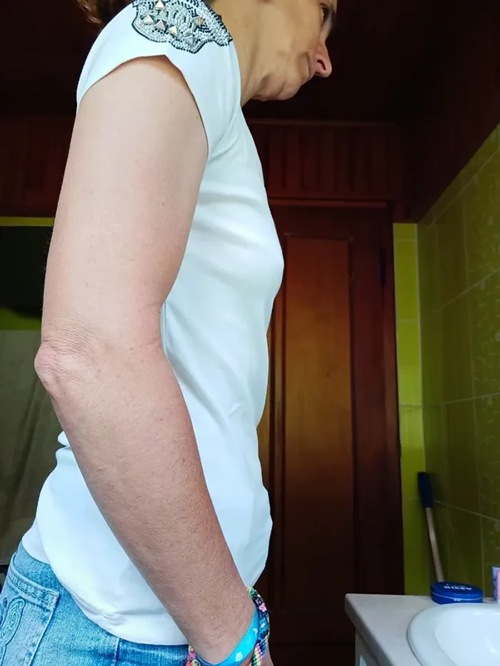 T-shirt femme blanc avec tête de mort sur les épaules - photo numéro 6
